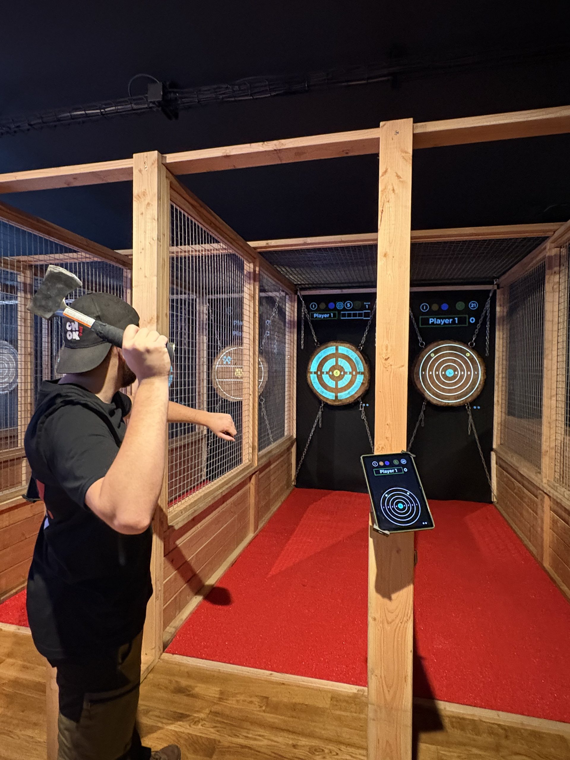 Pistes interactives de lancer de haches chez CHOK Grenoble
